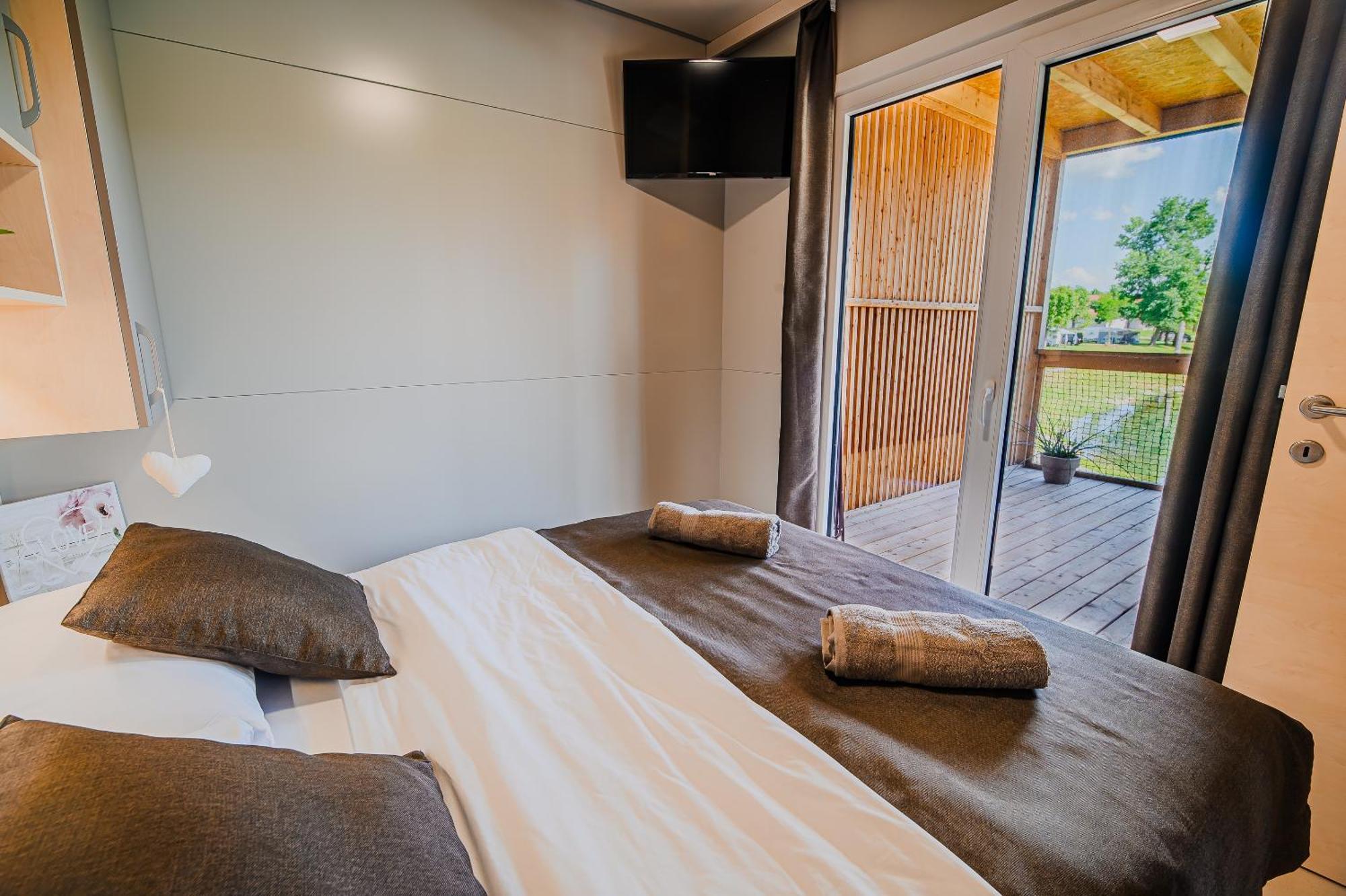 Deluxe Lake View Mobile Homes With Thermal Riviera Tickets チャテジ・オプ・サヴィ エクステリア 写真